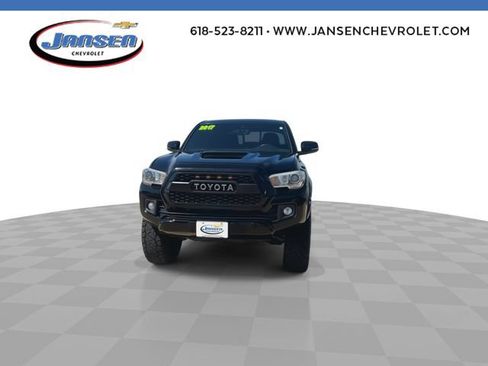 Used 2017 Toyota Tacoma TRD Sport AWD/4WD image 4
