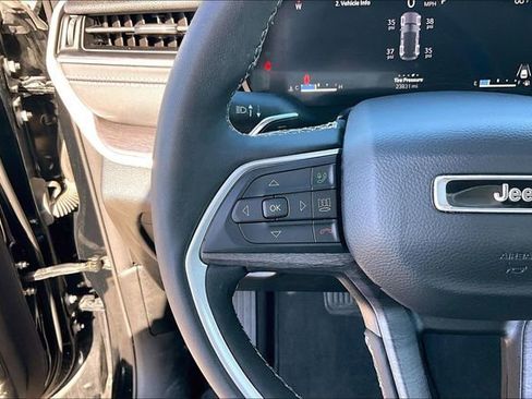 Used 2023 Jeep Grand Cherokee Limited w/ Black Appearance Package image 18