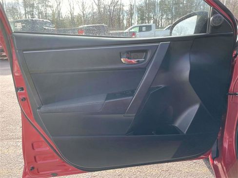 Used 2018 Toyota Corolla LE image 18