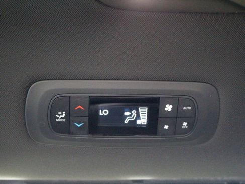 Used 2018 Chrysler Pacifica Touring-L Plus w/ S Appearance Package FWD image 33