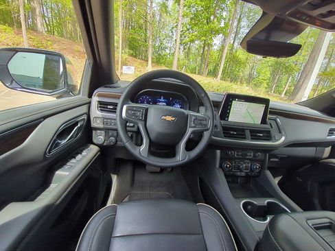 Used 2024 Chevrolet Tahoe Premier w/ Premium Package image 32