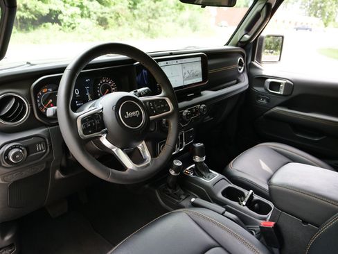 Used 2024 Jeep Wrangler Unlimited Sahara AWD/4WD image 20
