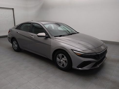 Used 2024 Hyundai Elantra SE FWD image 11