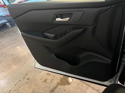 Used 2025 Nissan Rogue SV image 18