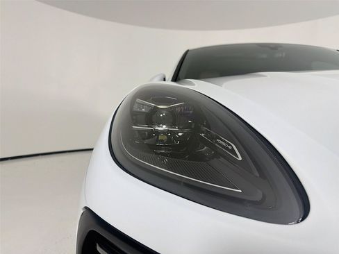 Certified 2023 Porsche Macan Turbo AWD/4WD image 31