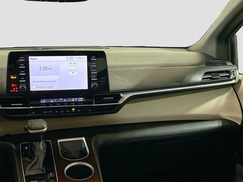 Used 2021 Toyota Sienna XLE image 21