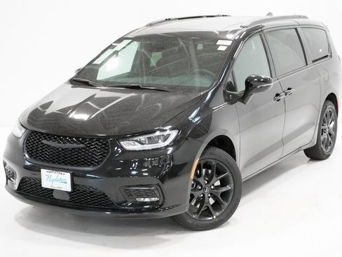 Used 2024 Chrysler Pacifica Limited w/ S Appearance Package image 2