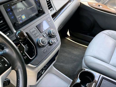 Used 2016 Toyota Sienna XLE FWD image 16