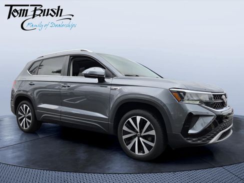 Used 2024 Volkswagen Taos SE w/ Panoramic Sunroof Package image 1