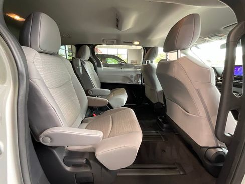 Certified 2025 Toyota Sienna LE FWD image 19