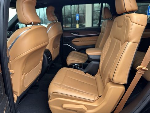 Used 2022 Jeep Grand Cherokee L Summit w/ Luxury Tech Group V image 16