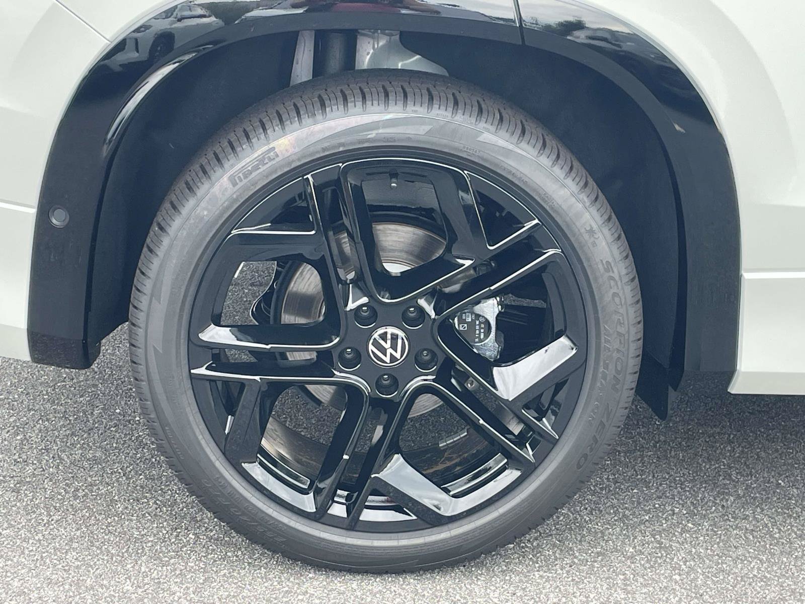 New 2026 Volkswagen Tiguan SE R-Line FWD image 9