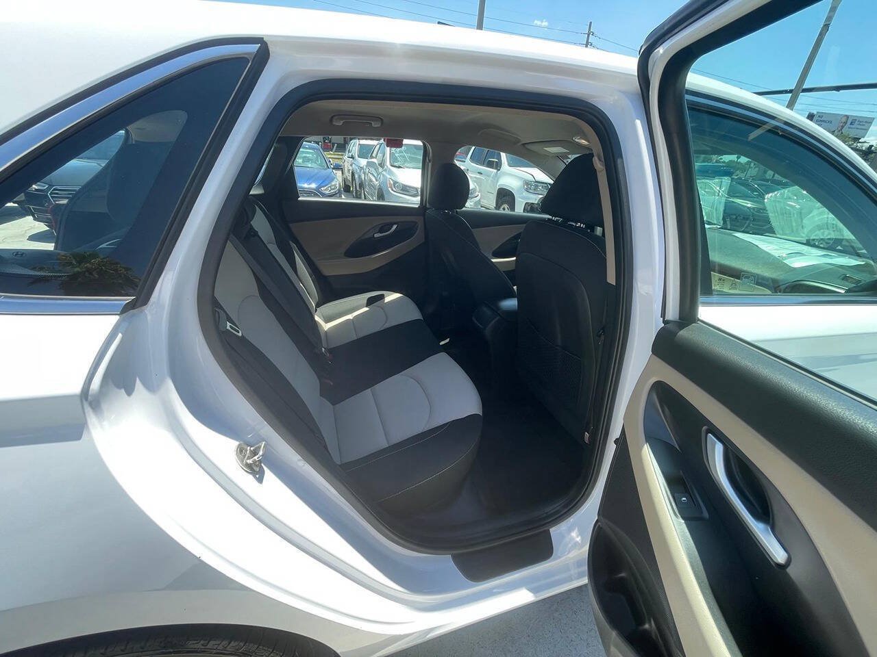 Used 2019 Hyundai Elantra GT FWD image 16
