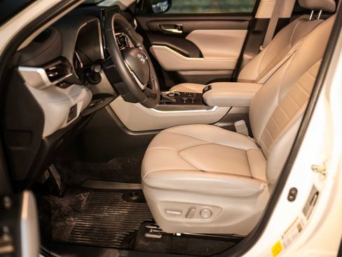 Certified 2023 Toyota Highlander XLE image 26