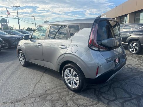 Used 2023 Kia Soul LX FWD image 7