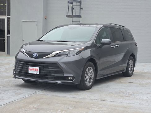 Used 2025 Toyota Sienna XLE image 4
