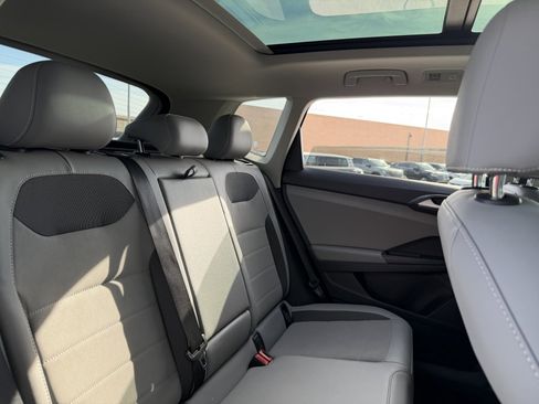 Used 2022 Volkswagen Taos SE w/ Panoramic Sunroof Package image 38