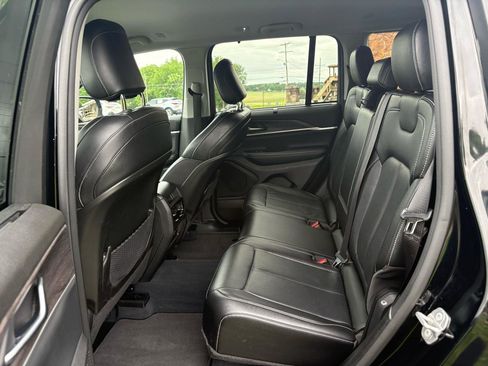 Used 2023 Jeep Grand Cherokee Limited w/ Luxury Tech Group II AWD/4WD image 28