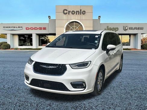 Used 2023 Chrysler Pacifica Touring-L image 7