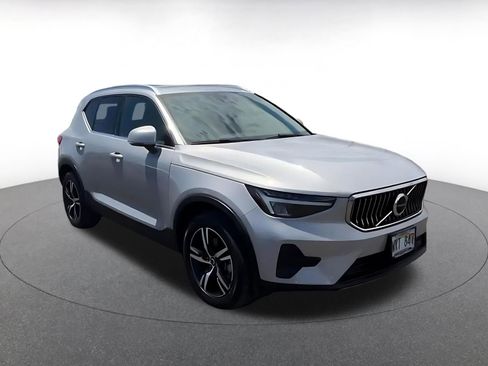 Used 2024 Volvo XC40 B5 Core AWD/4WD image 2