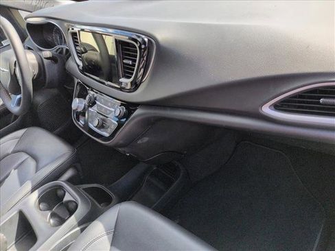 Used 2025 Chrysler Pacifica Select image 16