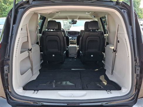 Certified 2024 Chrysler Pacifica Touring-L FWD image 31