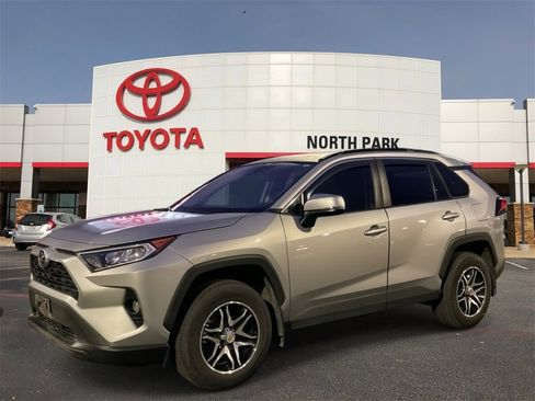 Used 2021 Toyota RAV4 XLE w/ Convenience Package image 1