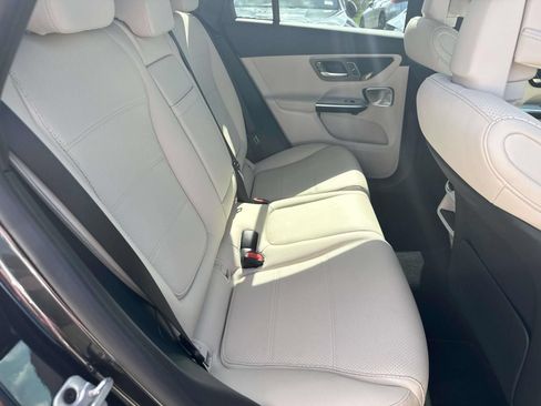 Used 2025 Mercedes-Benz GLC 300 4MATIC image 9