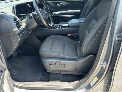 Used 2024 Chevrolet Traverse LT FWD image 9
