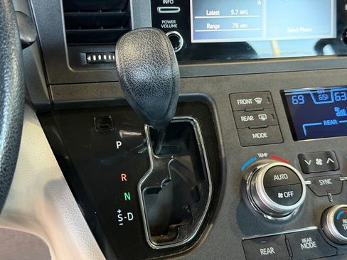 Used 2018 Toyota Sienna L image 23