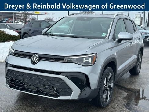 New 2026 Volkswagen Taos SE image 3