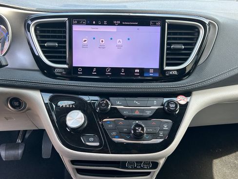 Used 2023 Chrysler Pacifica Touring-L FWD image 13