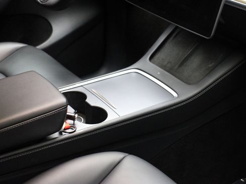 Used 2022 Tesla Model Y Long Range image 8