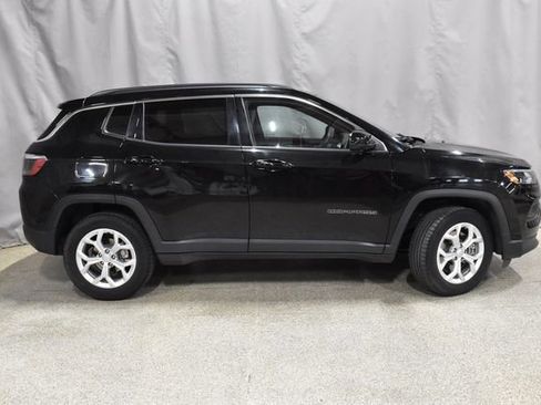 Used 2024 Jeep Compass Latitude image 2