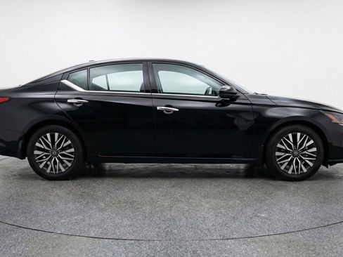 Used 2025 Nissan Altima 2.5 SV image 11