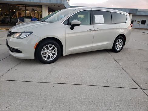 Used 2019 Chrysler Pacifica LX image 1