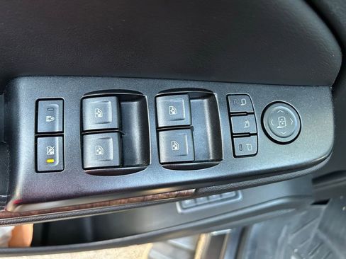 Used 2017 Chevrolet Suburban LT w/ LT Signature Package image 18