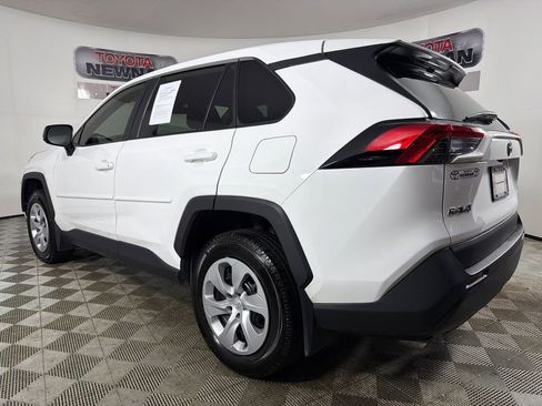 Used 2023 Toyota RAV4 LE AWD/4WD image 5