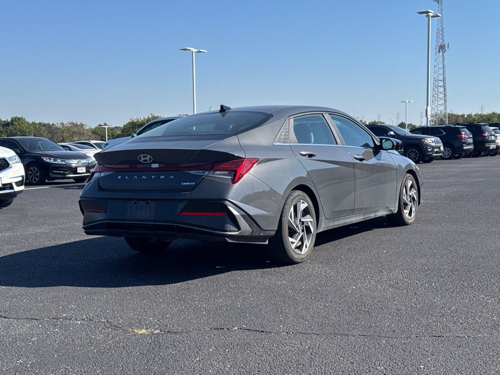 Used 2024 Hyundai Elantra Limited FWD image 3