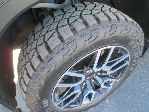 Used 2020 GMC Sierra 1500 AT4 w/ Off-Road Performance Package image 12