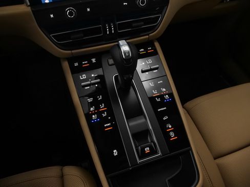 Certified 2025 Porsche Macan image 30