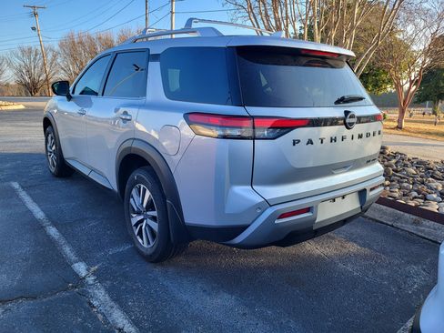 Used 2025 Nissan Pathfinder SL w/ Black Appearance Package image 6