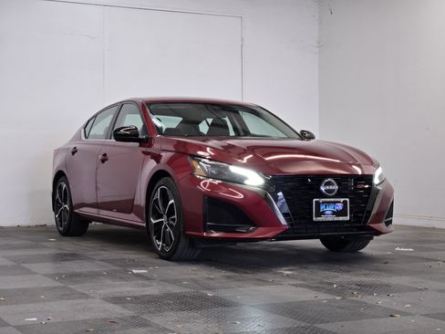 Used 2024 Nissan Altima 2.5 SR FWD image 2