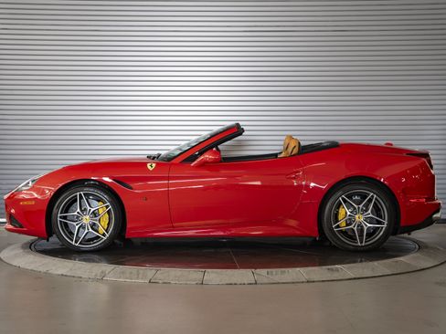 Used 2016 Ferrari California T RWD image 2