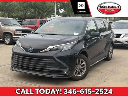 Used 2025 Toyota Sienna XLE