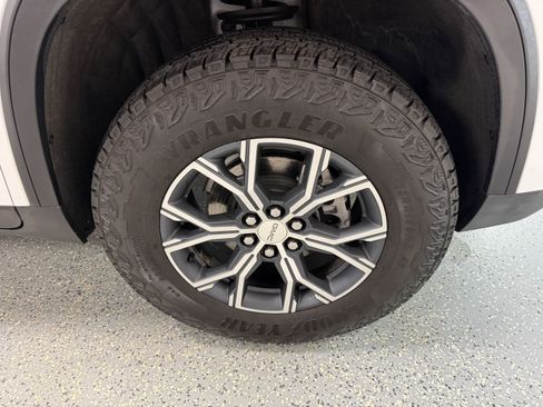 Used 2025 GMC Acadia AT4 w/ Luxury Package image 33