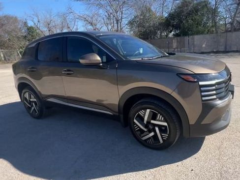 Used 2025 Nissan Kicks SV w/ Charging Package image 2