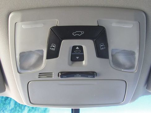 Used 2015 Toyota Sienna XLE Premium FWD image 30