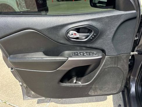 Used 2019 Jeep Cherokee Limited FWD image 23