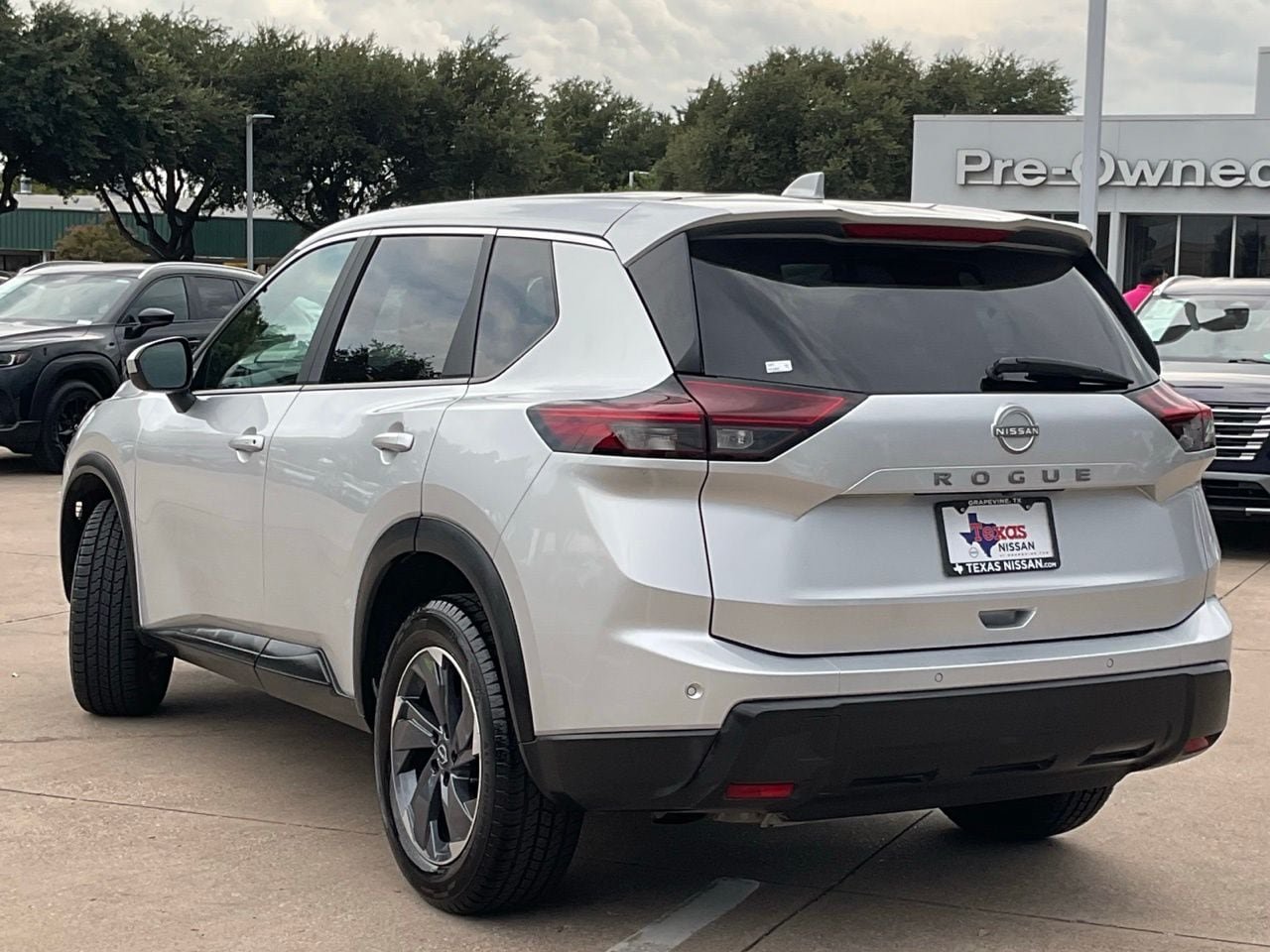 Used 2025 Nissan Rogue SV FWD image 6
